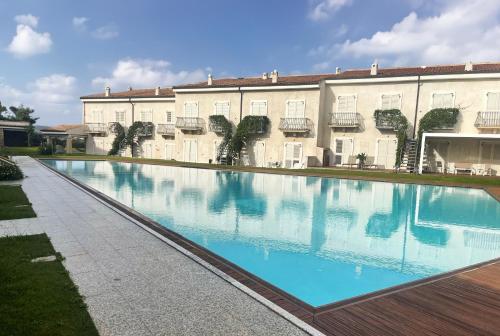 Paraíso junto a la piscina - Villas Sardinia 1737984215 115 COMO EN CASA n 11 Patio con piscina y paraiso - Alquiler de villas en Cerdeña